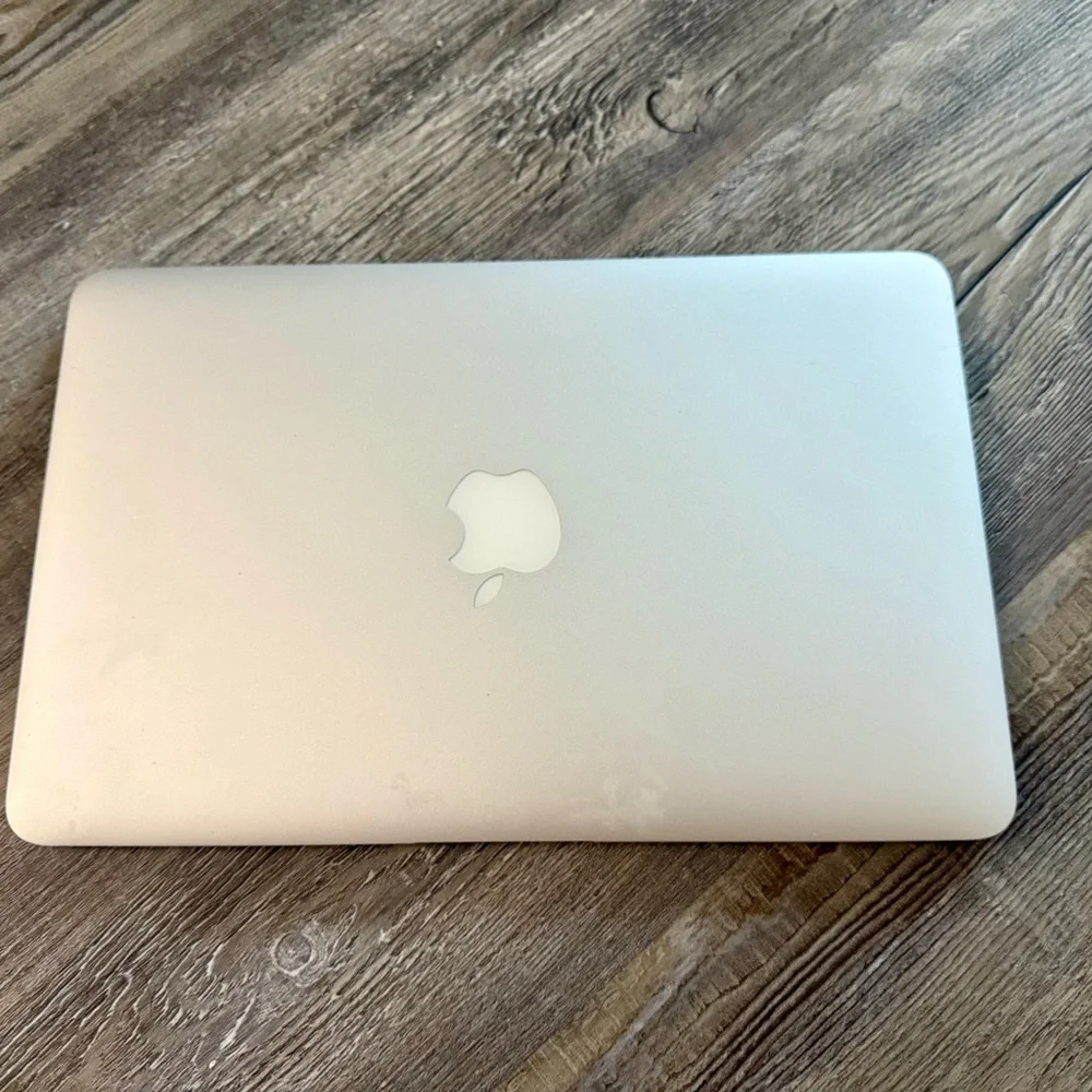 Apple MacBook Air - Elegant Silver Finish